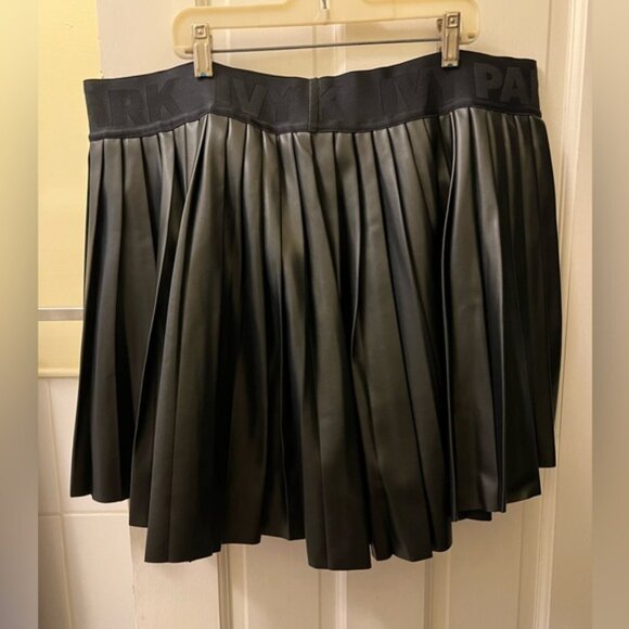 NWT Ivy Park x Adidas Ivy Noir Pleated Faux Leather Skirt 3X - Picture 3 of 7